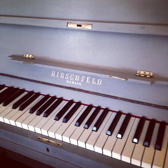 Hirschfeld grey decor piano